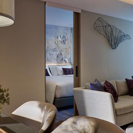 Chatrium Grand Bangkok Exteriör bild A sliding door