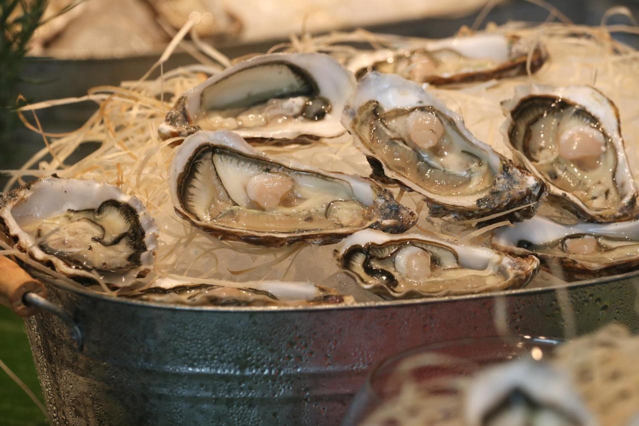 Chatrium Grand Bangkok Exteriör bild Oysters on ice