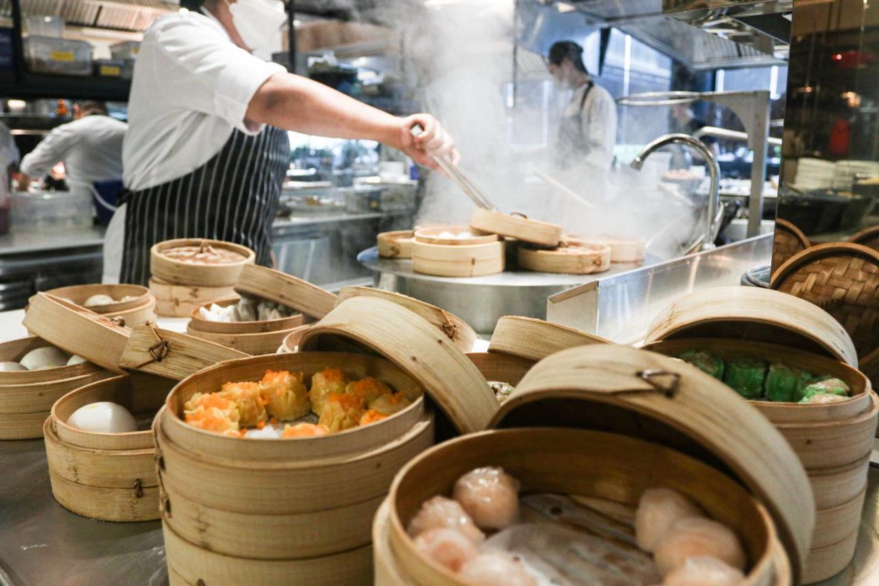Chatrium Grand Bangkok Exteriör bild Dim sum being prepared in a restaurant