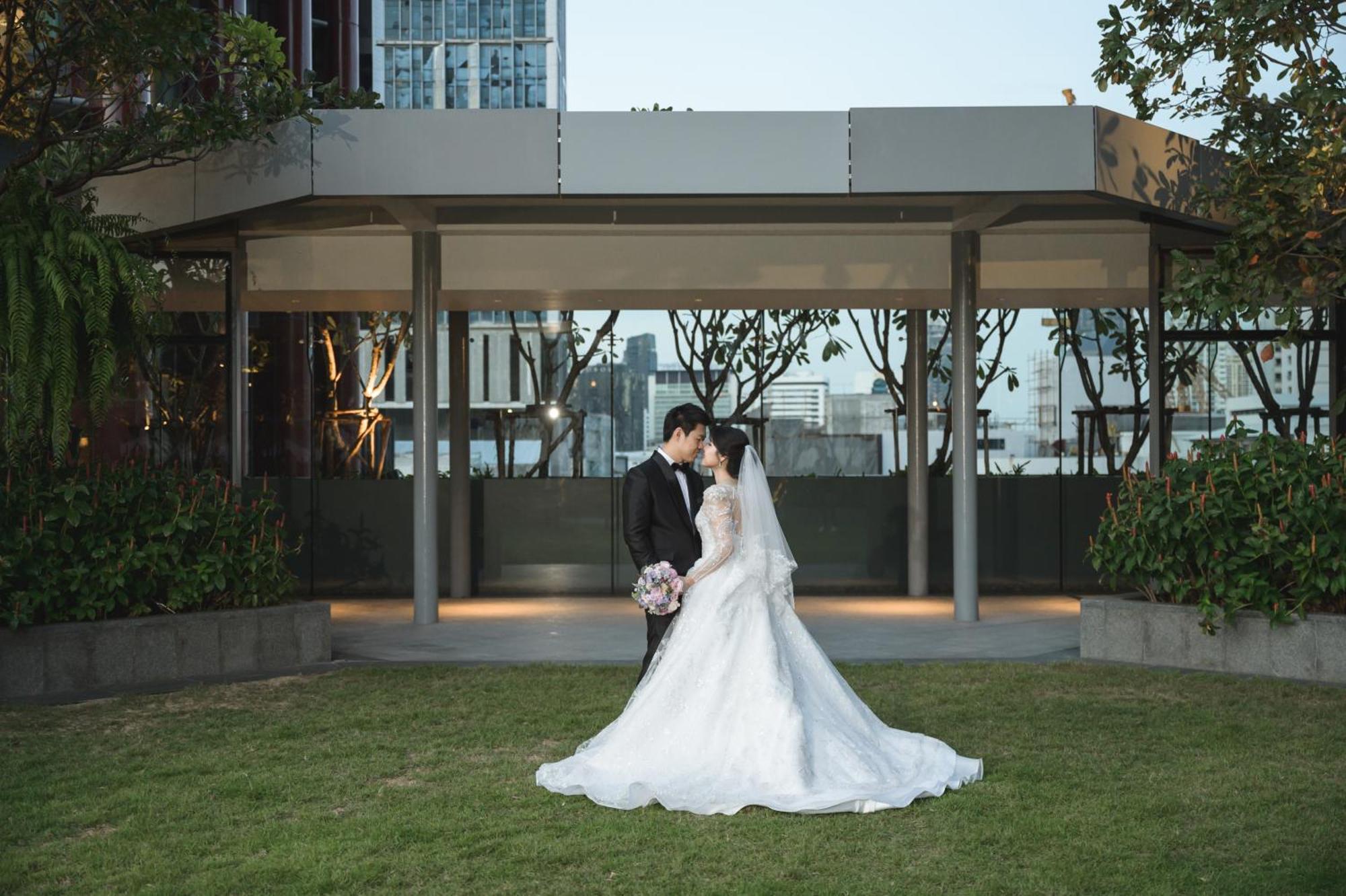 Chatrium Grand Bangkok Exteriör bild A Thai couple in wedding attire
