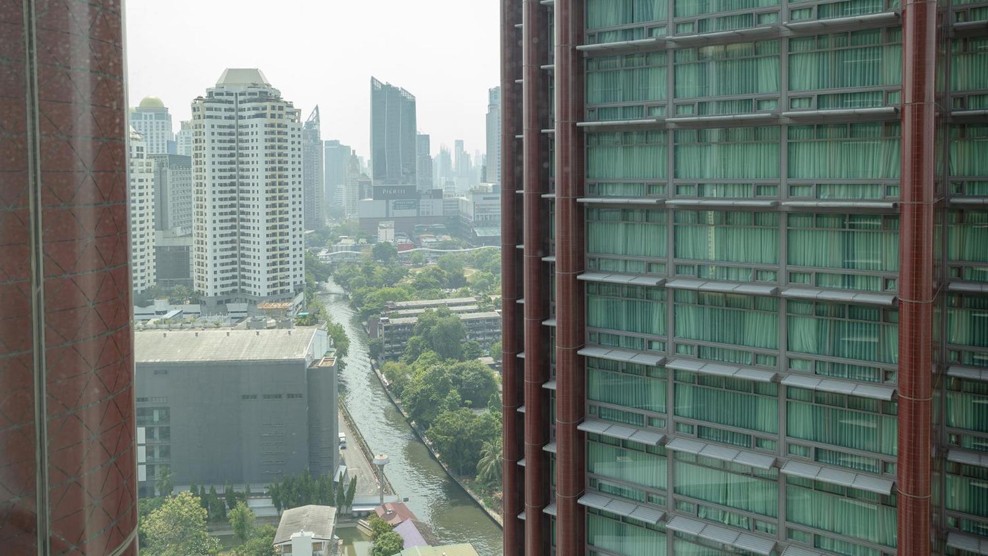 Chatrium Grand Bangkok Exteriör bild View of the station from the nearby condominium